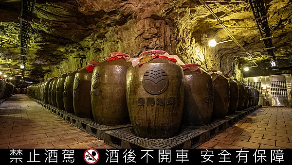 金門酒廠「單罈原漿金門高粱酒」，2011年、2008年金城老廠冬釀原酒